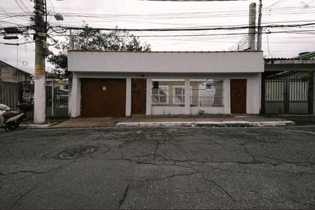 Casa para alugar com 361m², 4 quartos e 1 vaga Casa para alugar com 361m², 4 quartos e 1 vagaFachada