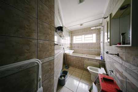 Casa para alugar com 361m², 4 quartos e 1 vaga Casa para alugar com 361m², 4 quartos e 1 vagaBanheiro da Suíte 1