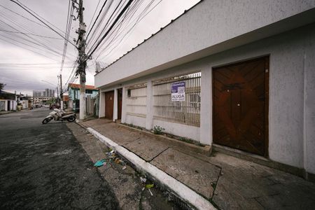 Casa para alugar com 361m², 4 quartos e 1 vaga Casa para alugar com 361m², 4 quartos e 1 vagaFachada