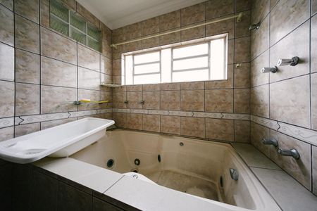 Casa para alugar com 361m², 4 quartos e 1 vaga Casa para alugar com 361m², 4 quartos e 1 vagaBanheiro da Suíte 1