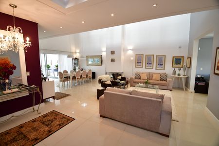 Casa de condomínio à venda com 388m², 3 quartos e 6 vagasSala