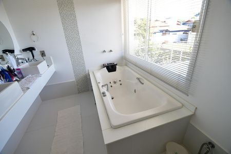 Casa de condomínio à venda com 388m², 3 quartos e 6 vagasBanheiro Suíte