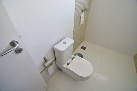 Casa de condomínio à venda com 388m², 3 quartos e 6 vagasBanheiro