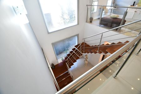 Casa de condomínio à venda com 388m², 3 quartos e 6 vagasEscada