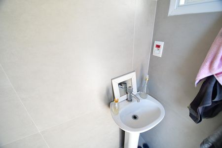 Casa de condomínio à venda com 388m², 3 quartos e 6 vagasBanheiro de serviço