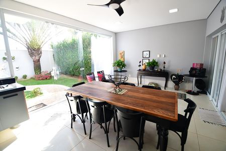 Casa de condomínio à venda com 388m², 3 quartos e 6 vagasVaranda gourmet