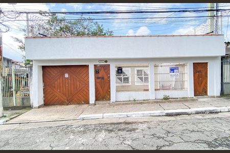 Casa para alugar com 200m², 2 quartos e 1 vaga Casa para alugar com 200m², 2 quartos e 1 vagaFachada
