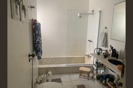 Casa à venda com 300m², 3 quartos e 4 vagasBanheiro 