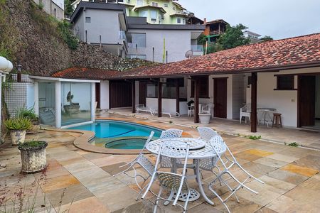 Casa de condomínio à venda com 380m², 3 quartos e 6 vagas Casa de condomínio à venda com 380m², 3 quartos e 6 vagasQuintal