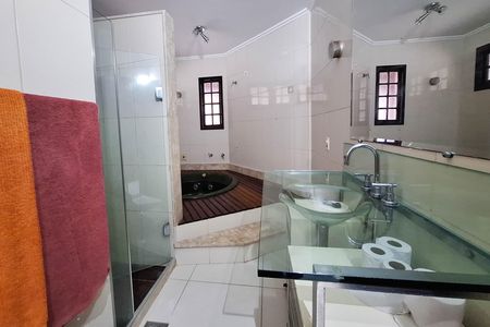 Casa de condomínio à venda com 380m², 3 quartos e 6 vagas Casa de condomínio à venda com 380m², 3 quartos e 6 vagasBanheiro da Suíte 1