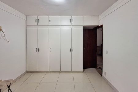 Casa de condomínio à venda com 380m², 3 quartos e 6 vagas Casa de condomínio à venda com 380m², 3 quartos e 6 vagasQuarto 1