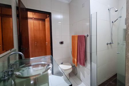 Casa de condomínio à venda com 380m², 3 quartos e 6 vagas Casa de condomínio à venda com 380m², 3 quartos e 6 vagasBanheiro da Suíte 1