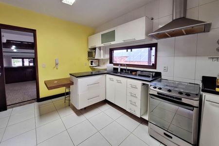 Casa de condomínio à venda com 380m², 3 quartos e 6 vagas Casa de condomínio à venda com 380m², 3 quartos e 6 vagasCozinha