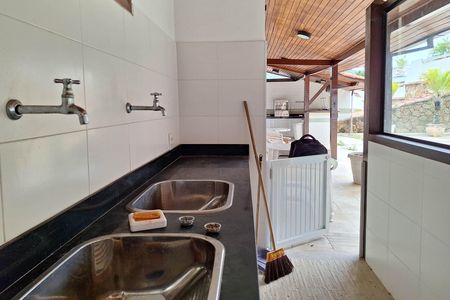 Casa de condomínio à venda com 380m², 3 quartos e 6 vagas Casa de condomínio à venda com 380m², 3 quartos e 6 vagasÁrea de Serviço