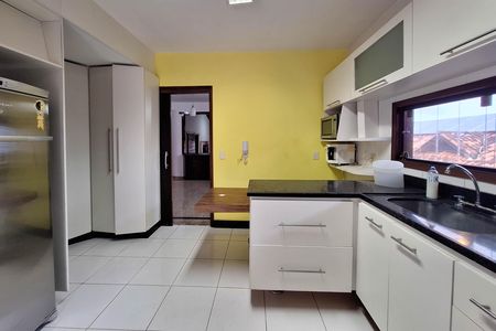 Casa de condomínio à venda com 380m², 3 quartos e 6 vagas Casa de condomínio à venda com 380m², 3 quartos e 6 vagasCozinha