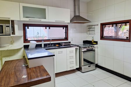 Cozinha de casa de condomínio à venda com 3 quartos, 380m² em Piratininga, Niterói