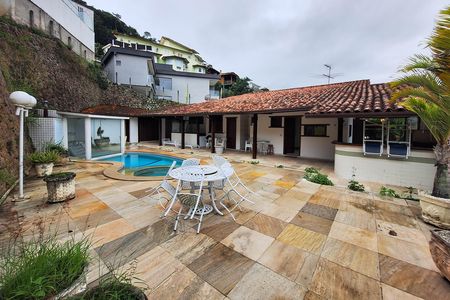 Casa de condomínio à venda com 380m², 3 quartos e 6 vagas Casa de condomínio à venda com 380m², 3 quartos e 6 vagasQuintal