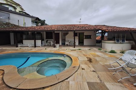 Casa de condomínio à venda com 380m², 3 quartos e 6 vagas Casa de condomínio à venda com 380m², 3 quartos e 6 vagasQuintal