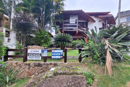Casa de condomínio à venda com 380m², 3 quartos e 6 vagas Casa de condomínio à venda com 380m², 3 quartos e 6 vagasplaca