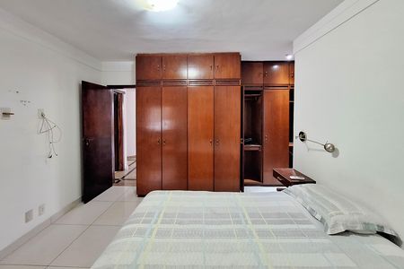 Casa de condomínio à venda com 380m², 3 quartos e 6 vagas Casa de condomínio à venda com 380m², 3 quartos e 6 vagasSuíte 1