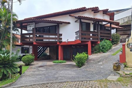 Casa de condomínio à venda com 380m², 3 quartos e 6 vagas Casa de condomínio à venda com 380m², 3 quartos e 6 vagasFachada