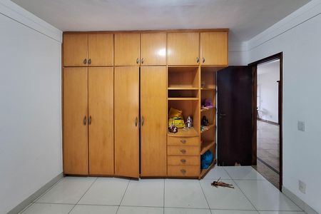 Casa de condomínio à venda com 380m², 3 quartos e 6 vagas Casa de condomínio à venda com 380m², 3 quartos e 6 vagasQuarto 2
