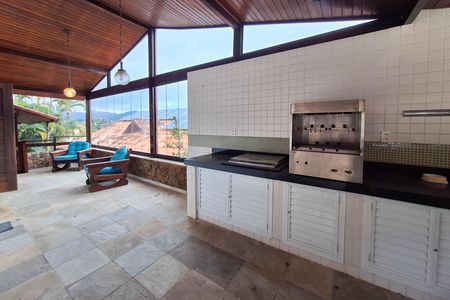 Casa de condomínio à venda com 380m², 3 quartos e 6 vagas Casa de condomínio à venda com 380m², 3 quartos e 6 vagasQuintal