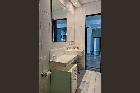 Casa de condomínio à venda com 380m², 3 quartos e 6 vagas Casa de condomínio à venda com 380m², 3 quartos e 6 vagasBanheiro 3