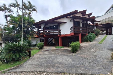 Casa de condomínio à venda com 380m², 3 quartos e 6 vagas Casa de condomínio à venda com 380m², 3 quartos e 6 vagasFachada