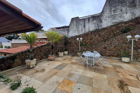 Casa de condomínio à venda com 380m², 3 quartos e 6 vagas Casa de condomínio à venda com 380m², 3 quartos e 6 vagasQuintal