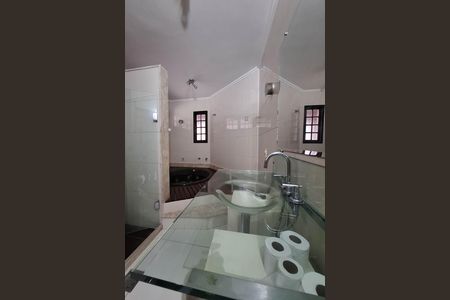 Casa de condomínio à venda com 380m², 3 quartos e 6 vagas Casa de condomínio à venda com 380m², 3 quartos e 6 vagasBanheiro da Suíte 1