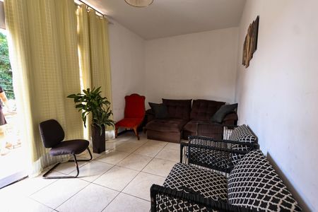 Sala de casa para alugar com 3 quartos, 250m² em Nova Cachoeirinha, Belo Horizonte