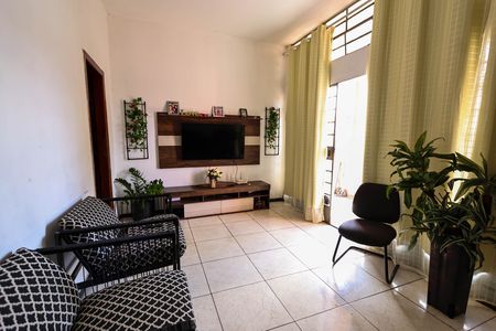 Sala de casa para alugar com 3 quartos, 250m² em Nova Cachoeirinha, Belo Horizonte