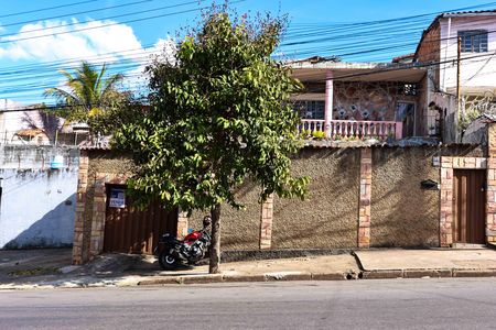 Casa para alugar com 250m², 3 quartos e 3 vagasFachada