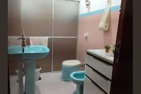 Casa à venda com 224m², 3 quartos e 2 vagas Casa à venda com 224m², 3 quartos e 2 vagasBanheiro
