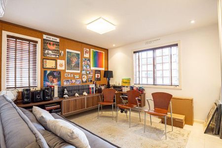 Casa à venda com 220m², 4 quartos e 3 vagas