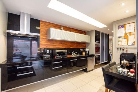 Casa à venda com 220m², 4 quartos e 3 vagas