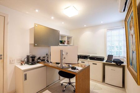 Casa à venda com 220m², 4 quartos e 3 vagas