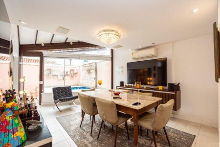 Casa à venda com 220m², 4 quartos e 3 vagas
