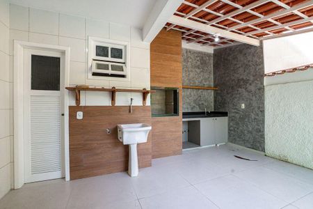 Casa à venda com 155m², 4 quartos e 4 vagas