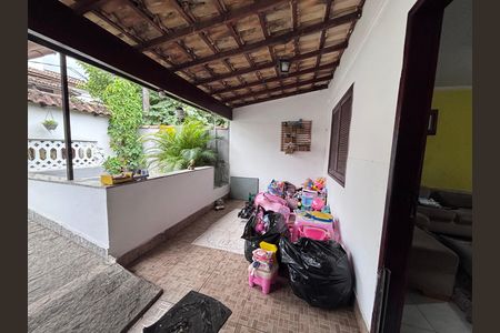 Casa de condomínio à venda com 290m², 3 quartos e 1 vaga Casa de condomínio à venda com 290m², 3 quartos e 1 vagaÁrea externa