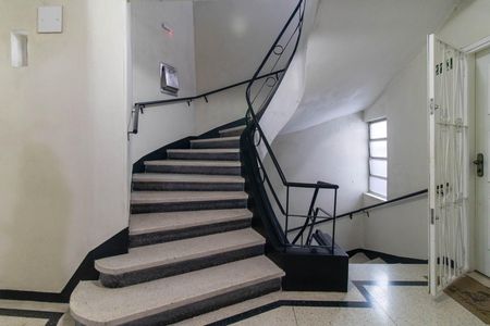Apartamento à venda com 112m², 3 quartos e sem vaga Apartamento à venda com 112m², 3 quartos e sem vagaEscada