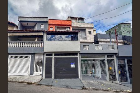 Casa à venda com 138m², 2 quartos e 2 vagas Casa à venda com 138m², 2 quartos e 2 vagasFachada