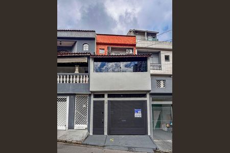 Casa à venda com 138m², 2 quartos e 2 vagas Casa à venda com 138m², 2 quartos e 2 vagasFachada