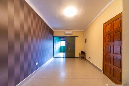 Casa à venda com 138m², 2 quartos e 2 vagas Casa à venda com 138m², 2 quartos e 2 vagasSala