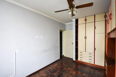 Apartamento à venda com 88m², 2 quartos e sem vagaCasa com sala de estar e jantar, com móveis de madeira e piso de parquete.