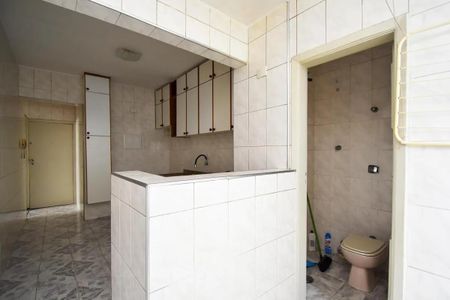 Apartamento à venda com 88m², 2 quartos e sem vagaBanheiro com piso de porcelanato, vaso sanitário e lavatório em porcelanato, sem armários, com uma vassoura e um aspirador de pó no chão.