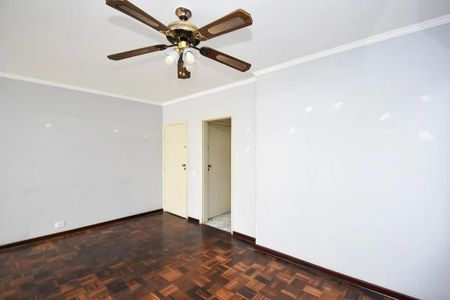 Apartamento à venda com 88m², 2 quartos e sem vagaSala com piso de madeira e teto com ventilador e lâmpadas.