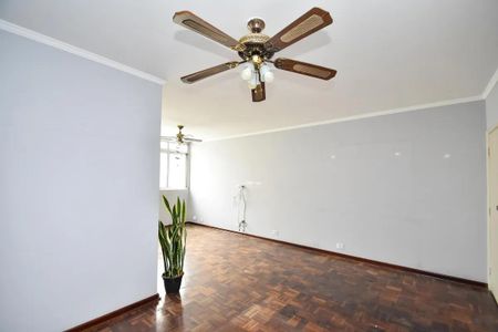 Apartamento à venda com 88m², 2 quartos e sem vagaSala com piso de madeira e iluminação adequada, sem móveis ou decoração.