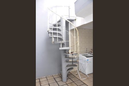Casa para alugar com 119m², 3 quartos e 2 vagas Casa para alugar com 119m², 3 quartos e 2 vagasDetalhe - Escada Varanda
